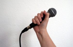 Die Mikrofonhaltung entscheidet, wie bequem du mit einer Gesangsanlage für Einsteiger singen üben kannst.