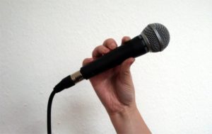 Die Mikrofonhaltung entscheidet, wie bequem du mit einer Gesangsanlage für Einsteiger singen üben kannst.