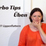 Lippenflattern. Frau lässt Lippen flattern.