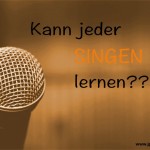 Singen lernen - Kann das jeder? Mikrofon auf orangefarbenem Grund