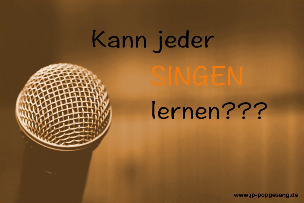 Singen lernen - Kann das jeder? Mikrofon auf orangefarbenem Grund