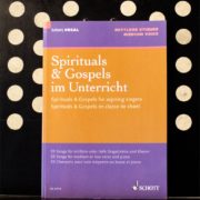 Das Buch Spirituals & Gospels im Unterricht steht auf einem Notenständer. Eine Rezension des Songbooks.