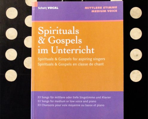 Das Buch Spirituals & Gospels im Unterricht steht auf einem Notenständer. Eine Rezension des Songbooks.