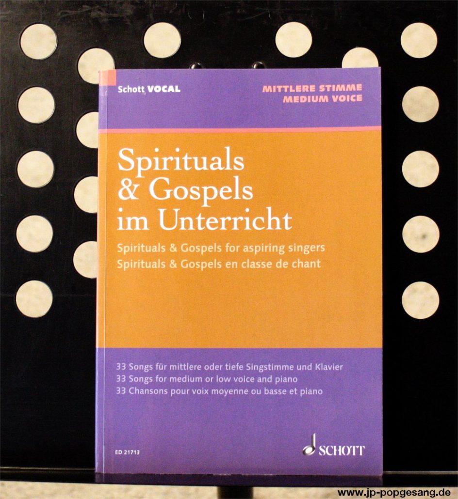 Das Buch Spirituals & Gospels im Unterricht steht auf einem Notenständer. Eine Rezension des Songbooks.