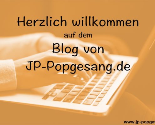 Blog von JP-Popgesang.de Das Foto zeigt einen Laptop, auf dem getippt wird.