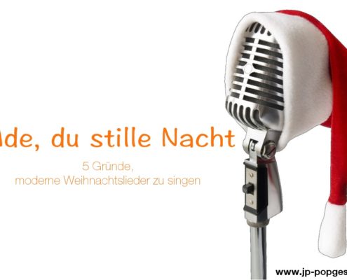 Ein Aufruf für mehr moderne Weihnachtslieder auf den Bühnen. Auf dem Bild ist ein Mikrofon mit Nikolausmütze zu sehen.