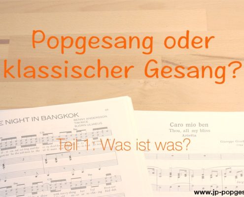 Popgesang oder klassischer Gesang ? Noten zu einem klassischen Vokalstück und einem Pop-Musical-Stück auf einem Tisch.