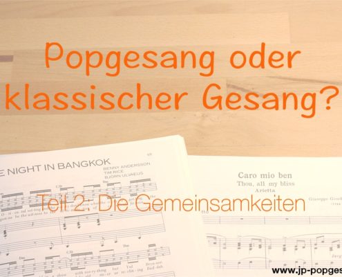Populargesang oder klassischer Gesang ? Die Gemeinsamkeiten von Pop- und Klassik-Gesang. Noten zu einer klassischen Ariette und einem Musicalsong auf einem Tisch.