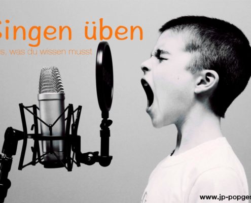 singen üben Das Bild zeigt ein Kind, das lauthals in ein Mikrofon singt.