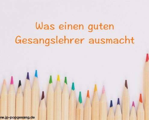 Eigenschaften eines guten Gesangslehrers Das Bild zeigt Buntstifte, die auf einem weißen Blatt Papier liegen.