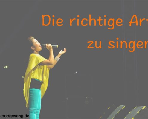 Die richtige Art zu singen Das Foto zeigt eine Sängerin auf der Bühne.