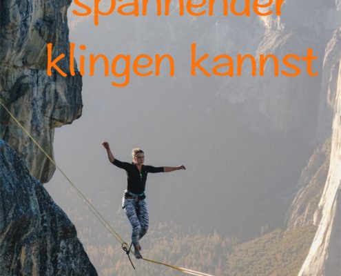 Der Stimmeinsatz beim Singen Das Foto zeigt eine Frau bei einem Drahtseilakt über einer Schlucht.