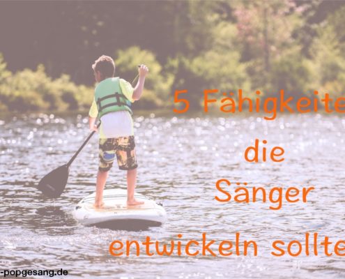 5 Fähigkeiten, die Sänger entwickeln sollten Das Foto zeigt einen Jungen, der auf einen Fluss paddelt.