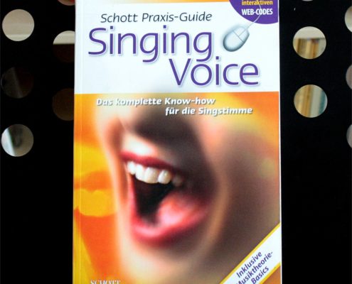Schott Praxis-Guide Singing Voice Das Foto zeigt das Cover des Buchs.