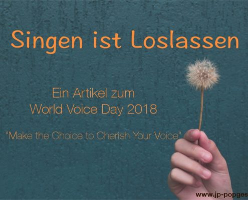 Loslassen und den Kopf frei kriegen beim Singen Das Foto zeigt eine Hand, die eine Pusteblume hält, vor einer blauen Wand.