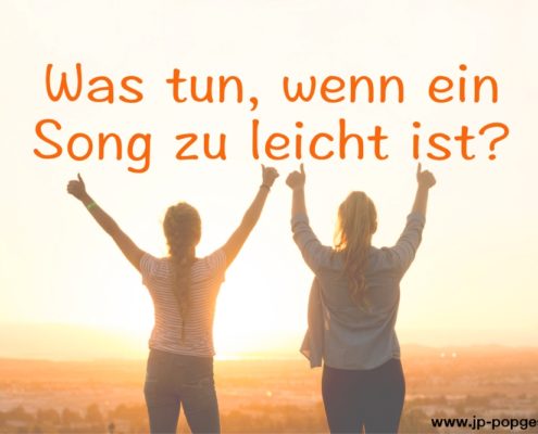 Song zu leicht Das Foto zeigt zwei Frauen, die in der Abendsonne ihre Arme in die Höhe strecken.