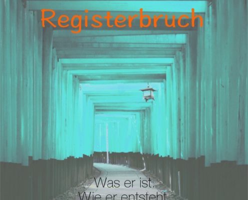 Registerbruch Das Foto zeigt einen Tunnel mit einer hängenden Lampe.
