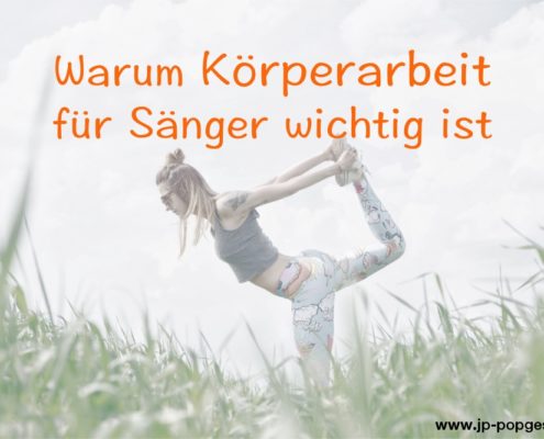 Körperarbeit für Sänger Das Foto zeigt eine Frau auf einer Wiese, die sich dehnt.