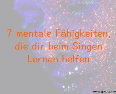 7 mentale Fähigkeiten, die dir beim Singen Lernen helfen Das Foto zeigt ein menschliches Gesicht, das mit Farbe besprenkelt wurde und im Dunkeln leuchtet