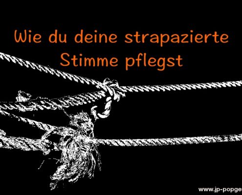 Strapazierte Stimme Das Foto zeigt zwei weiße Seile vor einem schwarzen Hintergrund.