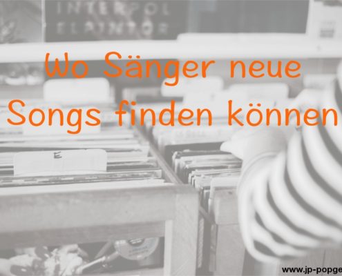 Neue Songs finden Das Foto zeigt eine Person, die Vinylplatten in einem Musikgeschäft durchstöbert.