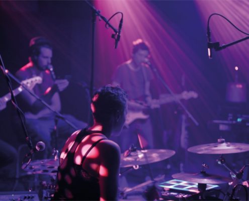 HOOKLINE Das Foto zeigt die HOOKLINE Band in der Live Probe bei stimmungsvollem Licht.