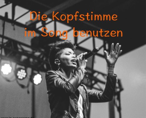 Kopfstimme im Song Das Foto zeigt eine Sänger, die auf einer Bühne singt