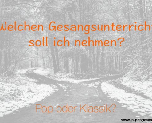 Welchen Gesangsunterricht soll ich nehmen? Pop oder Klassik? Das Foto zeigt einen Waldweg im Winter, der sich gabelt.