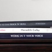Aus Bücher für Pop-Gesangstechnik singen lernen, geht - wenn es mit Blick auf die Praxis konzipiert ist.