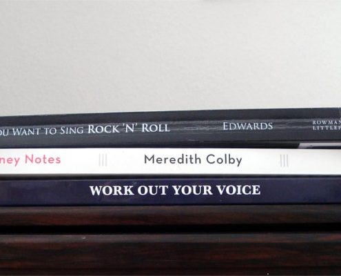 Aus Bücher für Pop-Gesangstechnik singen lernen, geht - wenn es mit Blick auf die Praxis konzipiert ist.