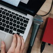 Für den Online-Gesangsunterricht brauchst du nur einen Laptop mit dem eingebauten Mikrofon.