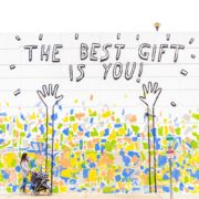 Das beste Geschenk bist du! steht in einem bunten Graffiti auf einer Wand.