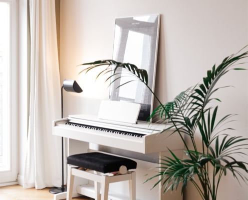 Klavier, Notenhalten und Spiegel sind wichtige Elemente deiner Ausstattung zum Singen üben.