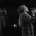Schwarz-weiß-Foto von zwei Sängerinnen mit Mikrofonen.